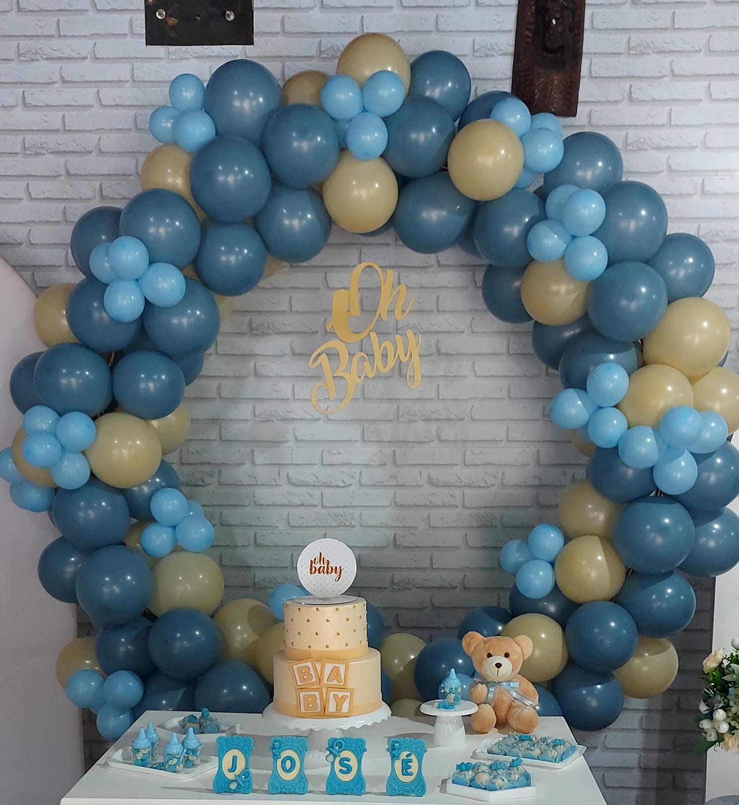 Balões no tom de azul para decoração, com ursinhos. 