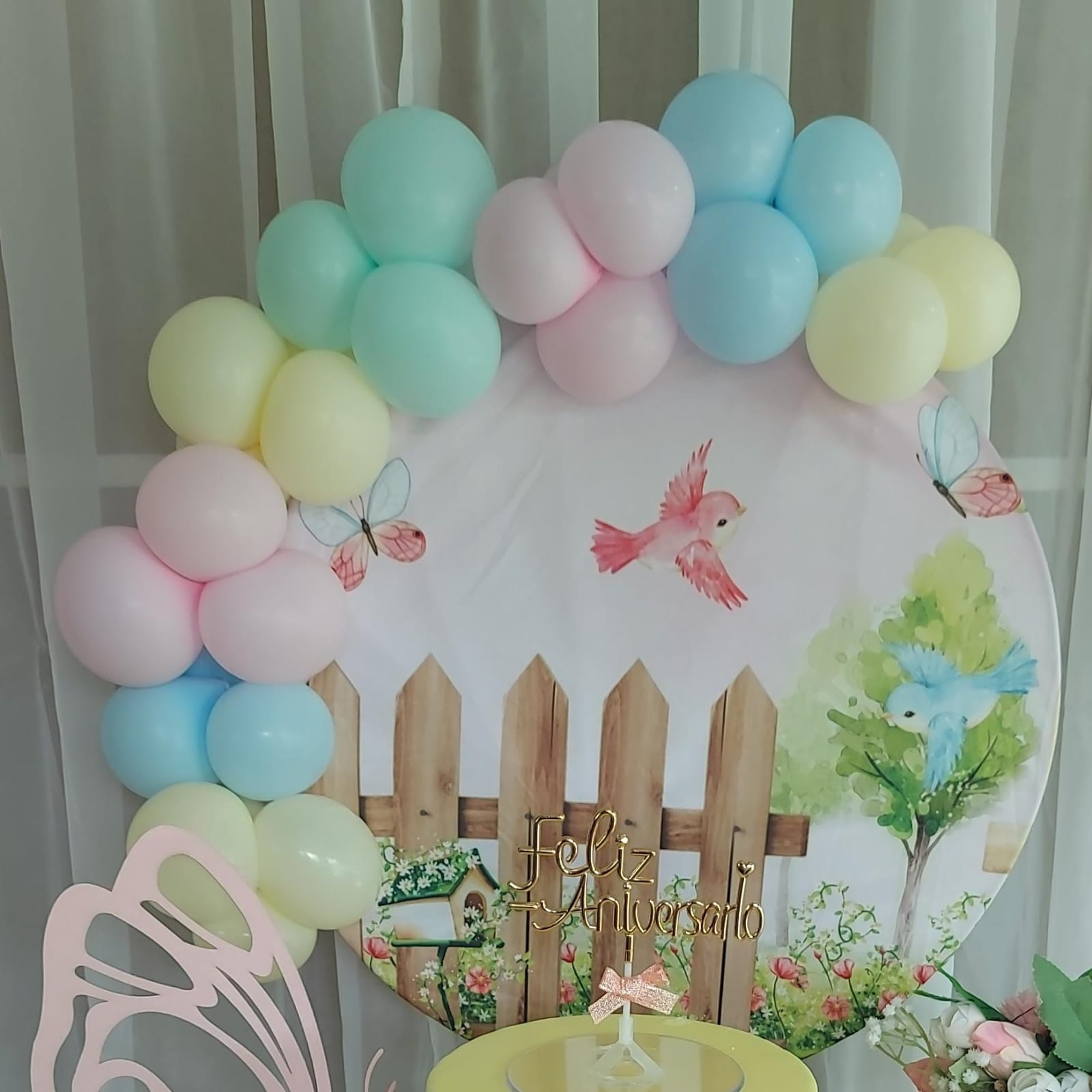 foto de balões coloridos decorando o local com alguns enfeites de passáros