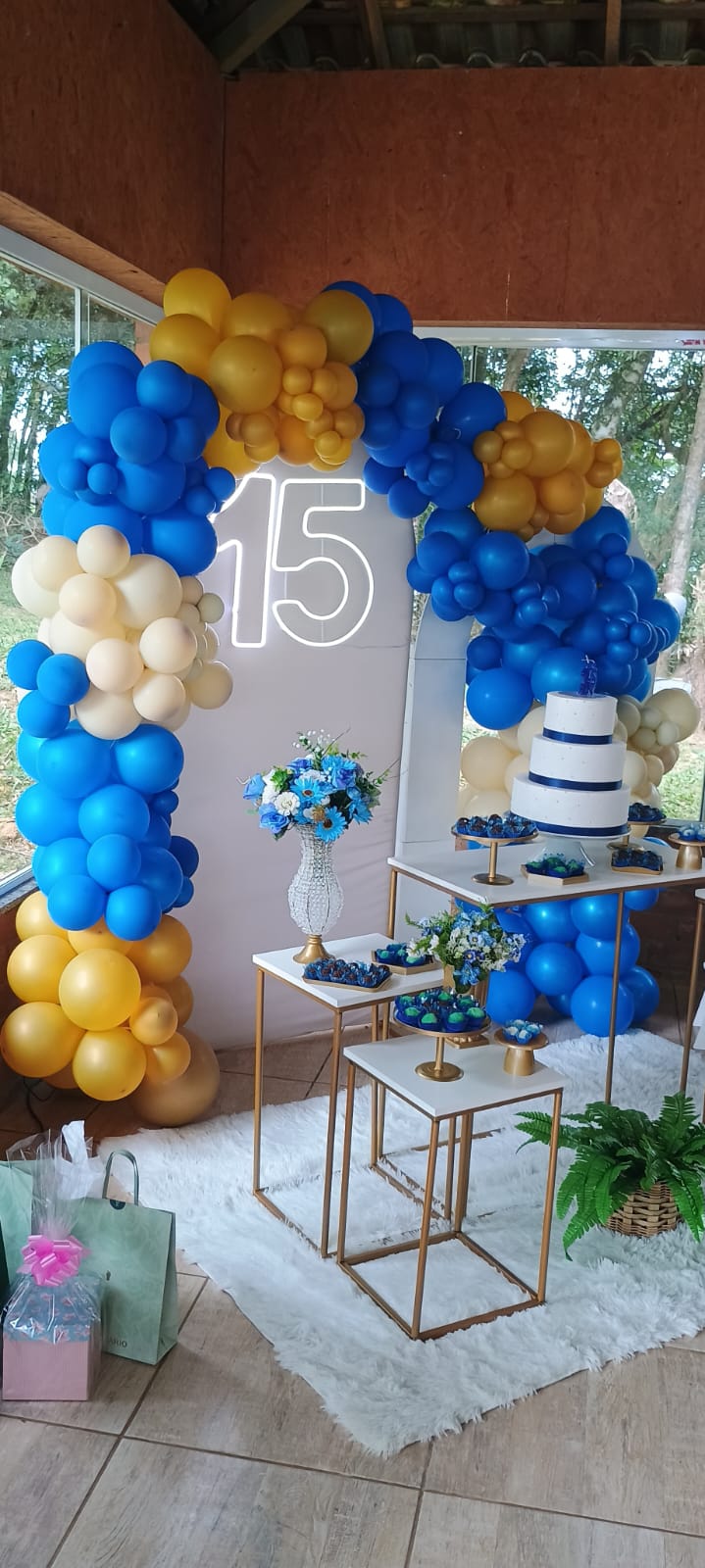Balões para decoração com tema de aniversário de 15 anos
