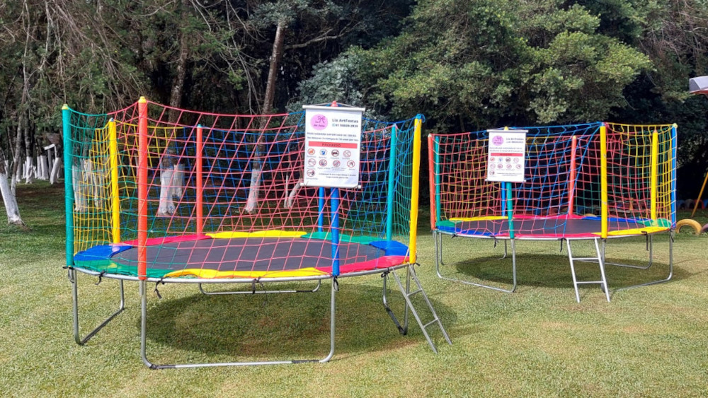 2 camas elásticas montadas em um local com grama