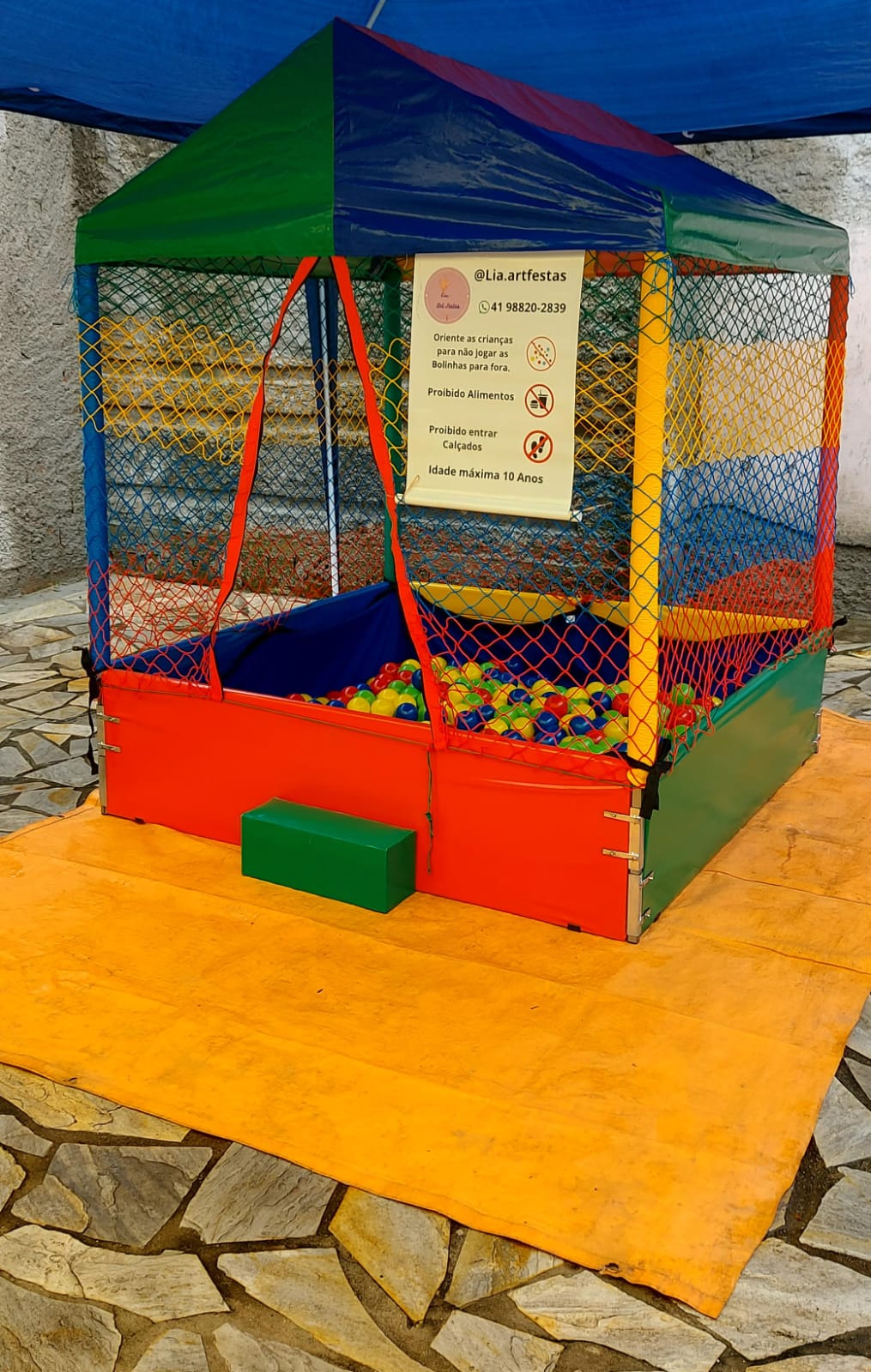 Brinquedo para locação, foto de uma casinha de bolinhas