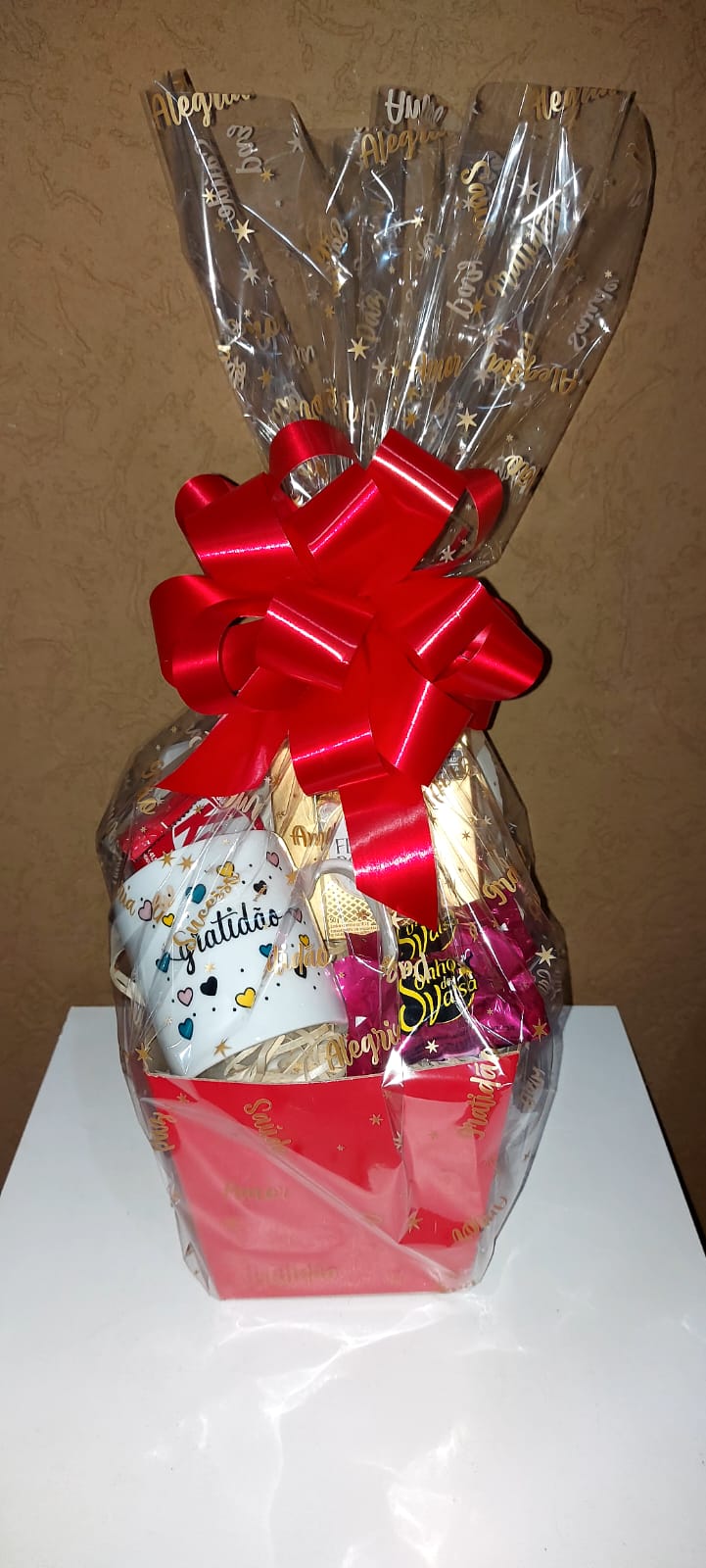 foto de cesta personalizadas para presentes, cheia de coisas dentro