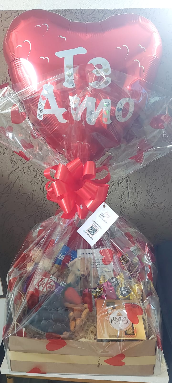 Cesta para presente, com um balão de coração vermelho, ursinhos de pelúcia e muito chocolate