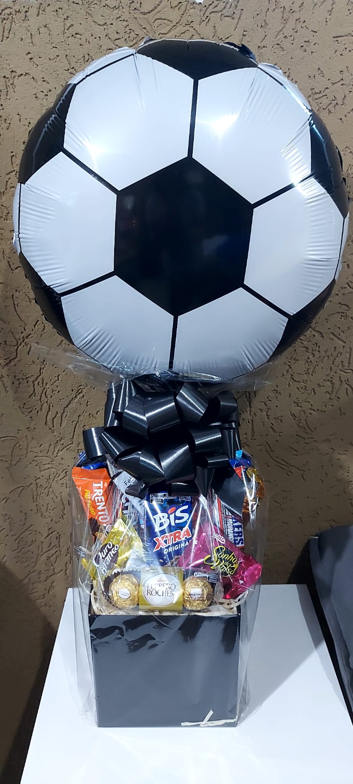 Cesta para presente, com um balão de futebol, e muito chocolate dentro